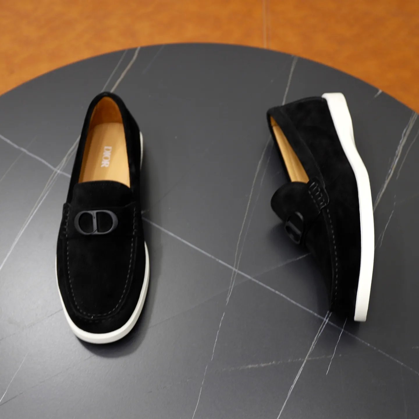 Ex-factory price: 560🙅‍♂️🙅‍♂️🙅‍♂️ Brand: Dior DIOR Standard code: Men's code 38/44 (45 can be customized) Grade: Same as the official website Material: Original cowhide stitching, cowhide lining, original TPU wear-resistant soft outsole Style categories: Leisure and sports version, footwear for driving, young fashion, European and American trends, British style Color: actual picture color